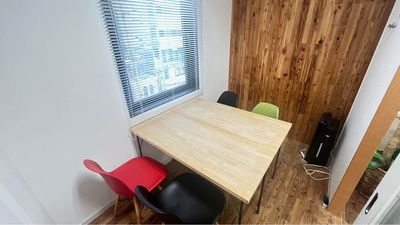 4名まで利用可 オンラインミーティングや少人数の会議に、施術ベッドも利用可 - コワーキングスペース ヨコハマホップ yokohamahop