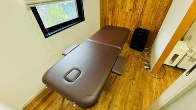 施術ベッドを置いたパターンです。ベッドは無料でお使いいただけます。 - コワーキングスペース ヨコハマホップ yokohamahop ヨコハマホップ 会議室小の室内の写真