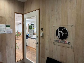 ヨコハマホップのエントランスです - コワーキングスペース ヨコハマホップ yokohamahop ヨコハマホップ 会議室小の入口の写真