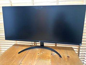 USB Type-C、HDMI接続可能な34インチのワイド液晶モニタがございます。 - 住道会議室 貸し会議室・プライベートスペースの設備の写真