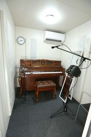 カワイアップライトピアノKL11F完備 - 音楽練習スタジオ　アルトポンテ 音楽練習スタジオ　アルトポンテ Bスタジオ　アップライトピアノの設備の写真