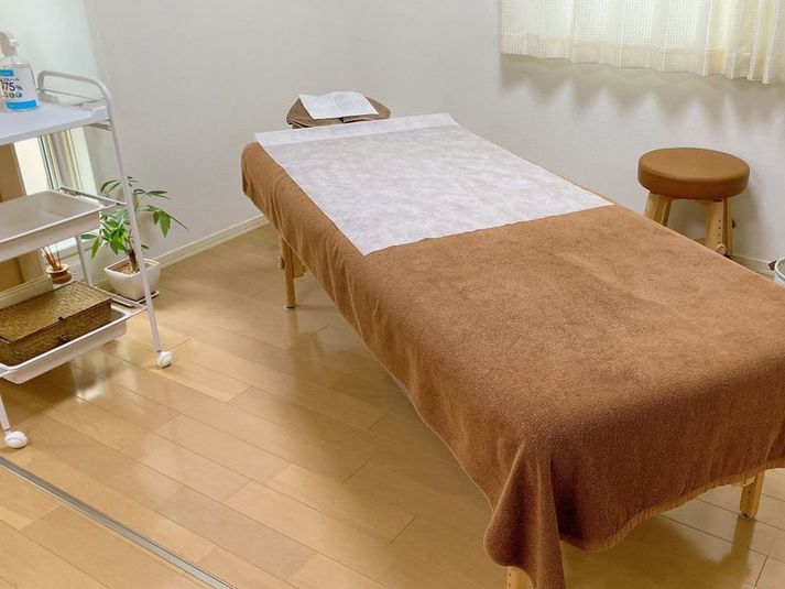 清潔感あふれる空間でゆっくり施術できます！※ベッド上のタオルは含みません。 - minoriba_大久保駅百人町一丁目店 レンタルサロンの室内の写真