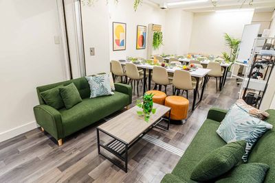 大人数でも動きやすい導線と充実の設備。準備・片付けもラクだから幹事の負担が減ります。 - 【Glow新宿】 東新宿駅徒歩2分｜最大30名着席｜打ち上げ＆パーティー[79]の室内の写真