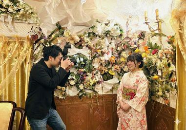 壁は造花で装飾されており撮影にもご利用いただけます。 - more新宿MI西新宿 ３号店の室内の写真