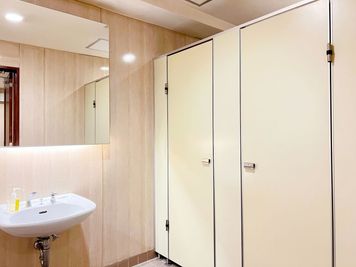 Mens Restroom(男性用トイレ) & Changing Room(更衣室) - The DANCE HUB Yokohama 馬車道エリア｜42㎡多目的サブスタジオ｜プロ仕様TFリューム床の設備の写真