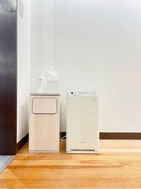 Dust Box(ゴミ箱) & Air Purifier(空気清浄機) in the Changing Room(更衣室内)  - The DANCE HUB Yokohama 馬車道エリア｜42㎡多目的サブスタジオ｜プロ仕様TFリューム床の設備の写真