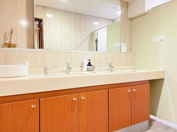 Ladies Restroom(女性用トイレ) + Changing Space(着替えスペースあり) - The DANCE HUB Yokohama 馬車道エリア｜42㎡多目的サブスタジオ｜プロ仕様TFリューム床の設備の写真