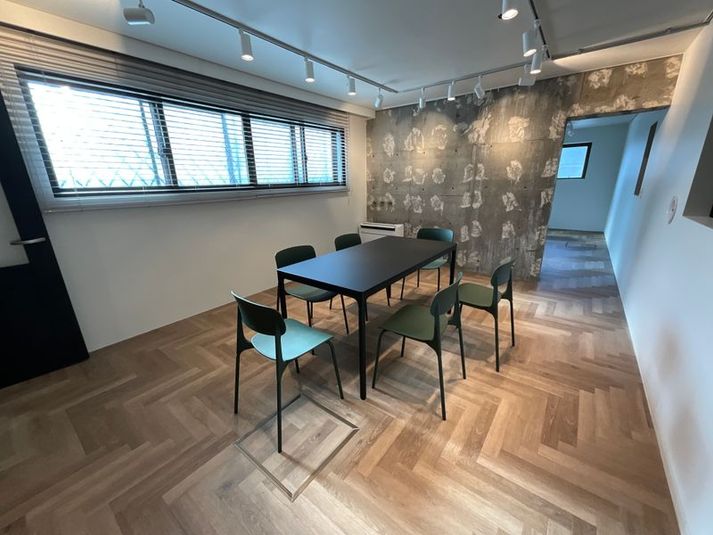 ルーム① 長テーブル＋イス6脚 - スぺパ！上荻 スぺパ！Studio101の室内の写真