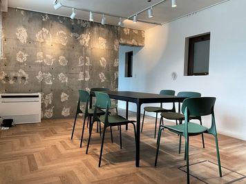 ルーム① 長テーブル＋イス6脚 - スぺパ！上荻 スぺパ！Studio101の室内の写真