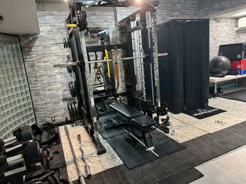 フリーウェイト、スミスマシン、ケーブルマシンの機能を搭載したマルチラック - anyone space東五反田店の室内の写真