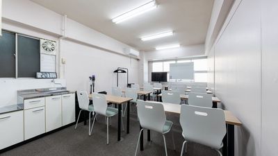 シンプルな内装でビジネス利用にも最適！ - 貸会議室Aivic池袋東口2号店の室内の写真