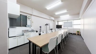 会議、打ち合わせ、交流会、ボードゲームなど幅広い用途にご利用いただけます - 貸会議室Aivic池袋東口2号店の室内の写真