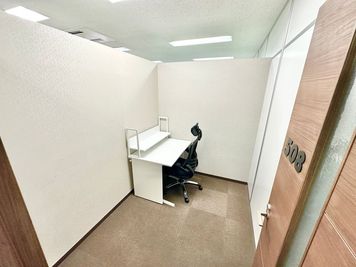 508号室（壁・扉あり／上部は空いています） - S ＊PLACE 名古屋駅前 プライベートルーム　時間・日貸しの室内の写真