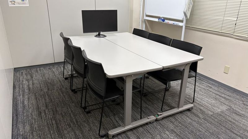 テーブル2台を向かい合わせでセッティング済みです - ボドシェア新宿店 【個室確約】ボードゲーム・カードゲーム遊ぶなら🌟人気スペース♪の室内の写真