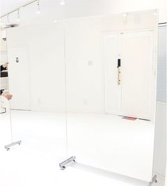 壁付けの大型ミラーの他に、移動式の縦1.9m×幅1.2mの大型ミラーが2つあります。
あなたのお好みの位置に、自由に移動させてお使いいただけます。 - C.R.E.A.Mスタジオ（クリームスタジオ） "Spacey White" 仙台一番町店の設備の写真