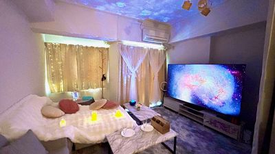 ソファーの前にオットマンを置くことで、足を延ばして映画鑑賞可能です。 - グッドワン新大阪Amouris 24H利用可☆室内防犯カメラ無し❣グッドワン新大阪Amourisの室内の写真