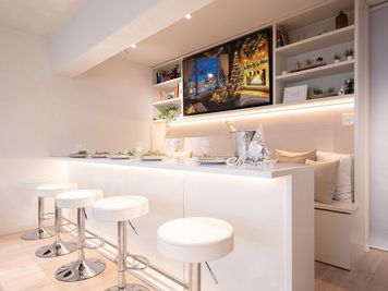 オーダーメイドのハイセンスなTVラック（65インチTV付き）とロングカウンター。
撮影映えする事はもちろん、パーティーにも多彩な用途でご利用いただけます。 - レンタルスペース305 RENTAL SPACE 305  名古屋駅の室内の写真