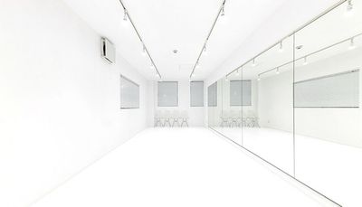 近未来的なオールホワイトで64㎡の広々空間！
体がくっきりと鏡に映るから動きがよく分かる。 - C.R.E.A.Mスタジオ（クリームスタジオ） "Spacey White" 仙台一番町店の設備の写真