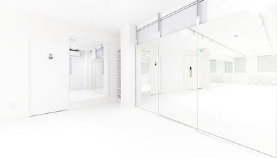 スペースのサイドには、幅2.4ｍと幅1.2mの大型ミラーをご用意。
こちらも歪みのない厚いミラーを特注。横からも動きを確認できます。 - C.R.E.A.Mスタジオ（クリームスタジオ） "Spacey White" 仙台一番町店の設備の写真