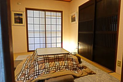 和室　洋室との引き違い戸は無双窓付きで板状の格子を開け閉めできます。 - チサンマンション102室 貸室の室内の写真