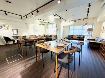 【茅場町3番出口すぐ】おしゃれカフェ風空間を貸切!🎅クリパ🎄パーティー・懇親会に最適❕大型モニター付き✨ - VORT SPACE 茅場町