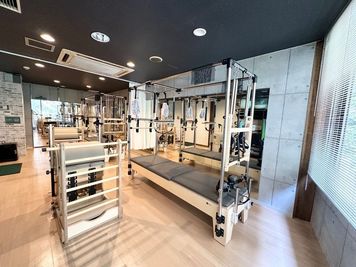 仕切りカーテンで半個室。カーテンを開ければグループでの使用も可に。 - レンタルピラティススタジオAivic新宿【Aスペース】の室内の写真