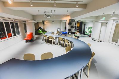 可動式のテーブルが並ぶ広々空間 - .TEN .TEN TOKYOの室内の写真