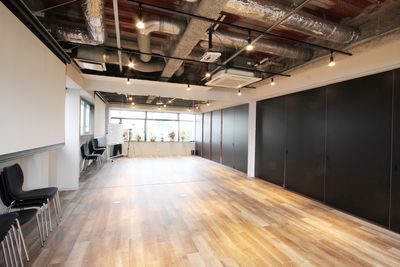 鏡が壁一面にあります。
スタジオとして利用可能です - 【名古屋】beautybizsalonD→START名古屋栄本店 セミナールーム＆スタジオの室内の写真
