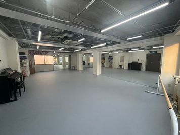 2面鏡 - スタジオ「Etude」学芸大の室内の写真