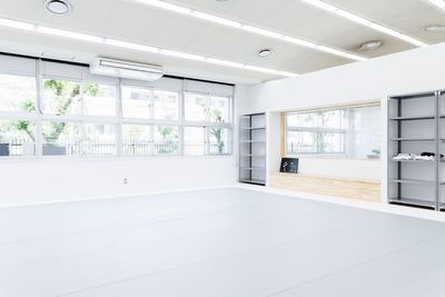 世田谷公園の目の前、旧池尻中学校の跡地を活用した複合施設HOME/WORK VILLAGEの館内にあります。 - neighbors sports club