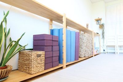 マット、ブロックの他ベルトやボールもあります。 - YOGA STUDIO CITTA 【最大8名】ヨガスタジオスペースの設備の写真