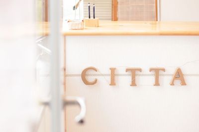 入口目の前にカウンターがありますのでそこでお出迎え可能です。 - YOGA STUDIO CITTA 【最大8名】ヨガスタジオスペースの入口の写真