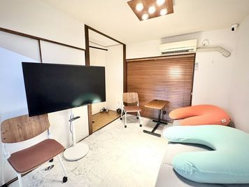 OPEN記念セール中✨西新宿駅1分多機能会議室/昇降デスク/マルチモニター/Wi-Fi/懸垂機/ソファ/研修・会議・商談・面談 - more新宿MI西新宿