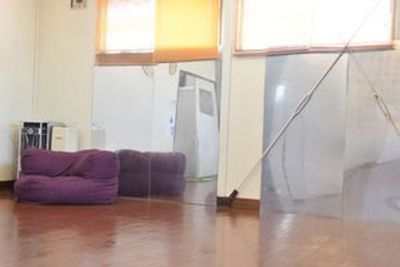 横にはアクリル板に鏡加工したものが置いてあります。 - レンタルスペース夕顔瀬 2階C室・ペット可能・無料駐車場有の室内の写真