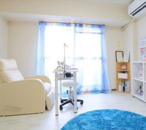 リクライニングソファー、テーブル2台、椅子2、テーブルライト2、エアコン完備、冷蔵庫、施術用丸椅子2
※ネイル用品レンタルできます。詳細はお尋ねください - アールアイシェアスペース レンタルサロンの室内の写真