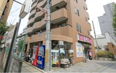 一階が、ほほえみ保育園で、自動販売機の前を過ぎると右側に入り口があります。自販機の前は、一番近いパーキングです。 - アールアイシェアスペース レンタルサロンの外観の写真