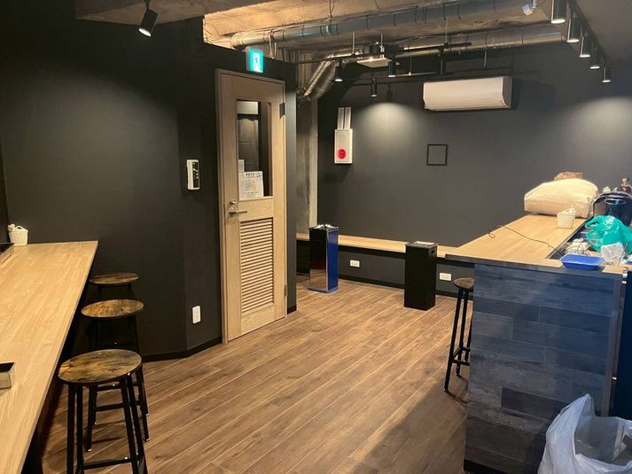 着席18名、スタンディングでは30名程のキャパとなります。 - Lovers(ラバーズ） 神田駅徒歩2分｜喫煙OK｜カウンターバー付きの落ち着いたバーの室内の写真