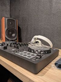 スピーカー、ターンテーブルも完備 - Lovers(ラバーズ） 神田駅徒歩2分｜喫煙OK｜カウンターバー付きの落ち着いたバーの室内の写真