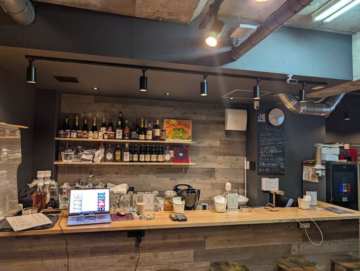 神田駅徒歩2分｜喫煙OK｜カウンターバー付きの落ち着いたバー - Lovers(ラバーズ）