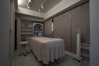 間接照明で落ち着いた雰囲気にも - レンタルサロン フレーゼ泉 久屋大通  レンタルサロン Freese IZUMIの室内の写真