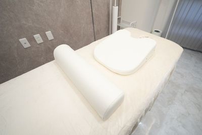 施術ベッド、胸まくら、枕 - レンタルサロン フレーゼ泉 久屋大通  レンタルサロン Freese IZUMIの設備の写真