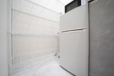 2ドア冷蔵庫（上段は冷凍） - レンタルサロン フレーゼ泉 久屋大通  レンタルサロン Freese IZUMIの設備の写真