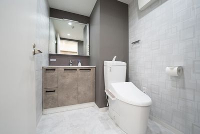 手洗い場付きの広々とした化粧室。シャワートイレ完備 - レンタルサロン フレーゼ泉 久屋大通  レンタルサロン Freese IZUMIの室内の写真