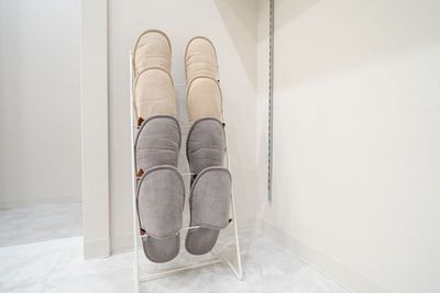 スリッパは女性用と男性用それぞれ2足ずつ - レンタルサロン フレーゼ泉 久屋大通  レンタルサロン Freese IZUMIの設備の写真