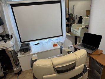 Stay Gold 西五反田 サロン内：プロジェクター使用時例 - 完全個室サロンStay Gold 五反田 完全個室サロン Stay Gold 西五反田の室内の写真