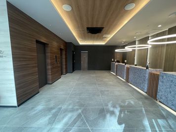 【1階エレベーターホール】 - グレイドパーク 新橋駅前7F（銀座口）の入口の写真