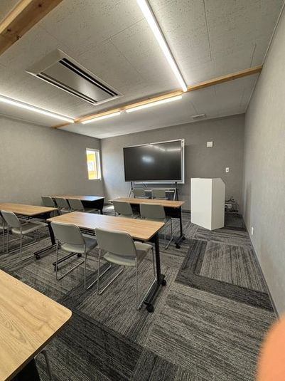 イオン正面の駐車場付！タッチパネルモニター付き25人収容会議室 - エコリビル