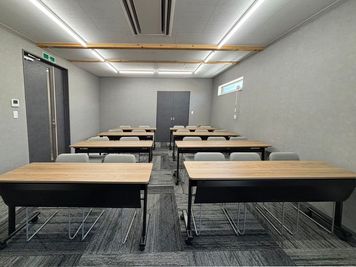 2025年築の真新しい集中空間。最新設備で会議効率UP！ - エコリビル イオン正面の駐車場付！タッチパネルモニター付き25人収容会議室の室内の写真