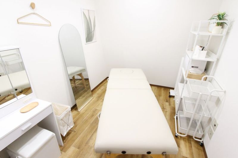 ベッドが中央にあり左側がお客様、右側が施術者様側のスペース配置です。 - レンタルサロンRoomié-ルミエ青葉台 レンタルサロン Roomié-ルミエ 青葉台の室内の写真