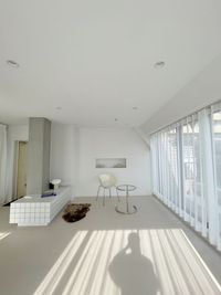 カーテンを閉めることで日差しを柔らかく取り入れられます - SomStudio Shibuyaの室内の写真